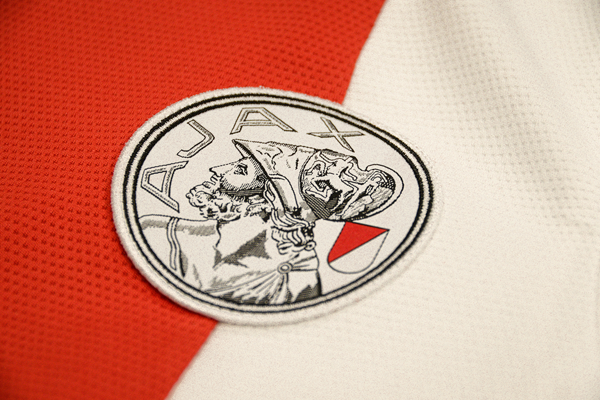 Ajax presenteert klassiek thuisshirt met oude logo!