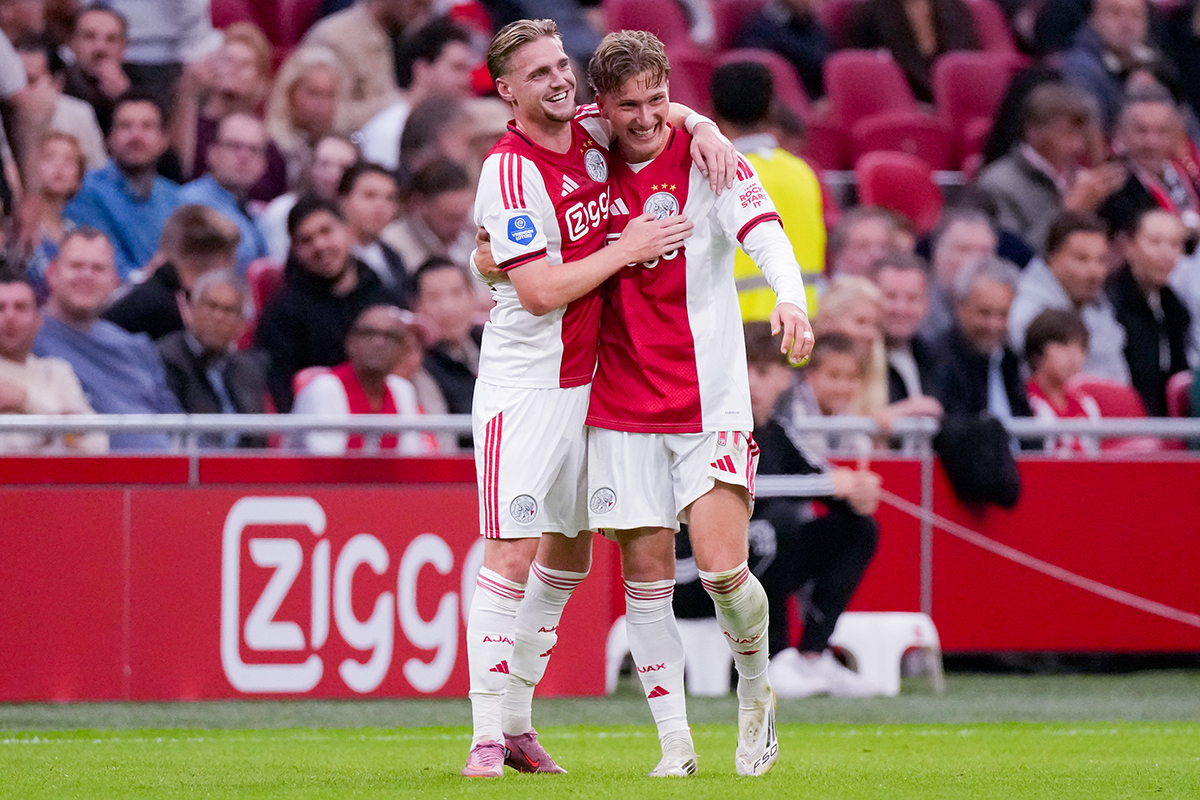 Ajax wint van PEC in wedstrijd met twee gezichten