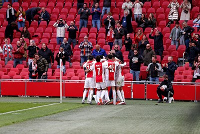 Spelers knuffelend bij de cornervlag onder het toeziend oog van supporters. Prachtig! © De Brouwer