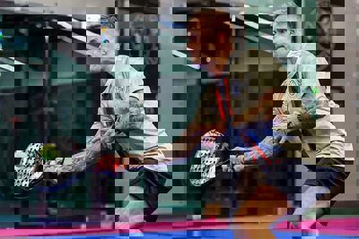 We zien een bonte verzameling aan Ajaxshirtjes op de baan. © Pro Shots