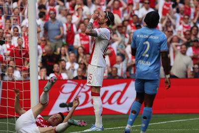 Naast. Handen voor de ogen. © De Brouwer