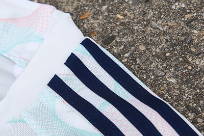 De drie strepen zijn ook donkerblauw. © Ajax Life