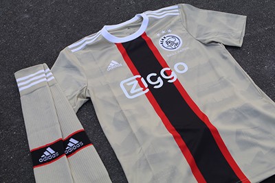 In het shirt zijn Amsterdamse voetbalpleintjes verwerkt. © Ajax Life