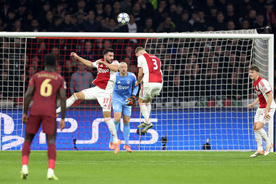 Met twee man naar één bal. © De Brouwer