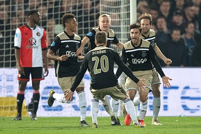 Ook in De Kuip weet Nico hoe je moet juichen. © AFC Ajax