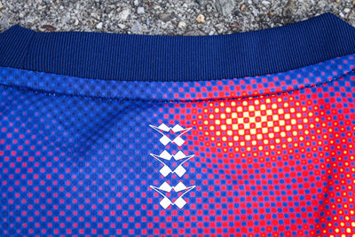 In de nek zien we een combinatie van andreaskruizen en ID&T-logootjes. © Ajax Life