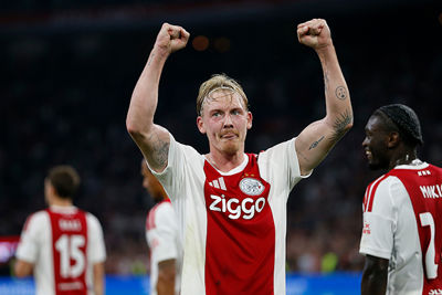 Deze man zit op voetballen, hoor. © De Brouwer