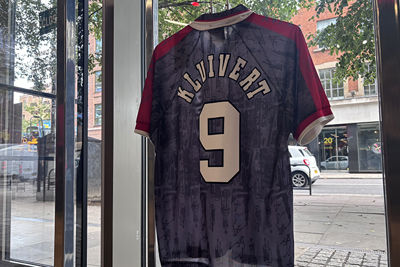 Deze hangt pontificaal bij de voordeur. Keuren we goed! © Ajax Life