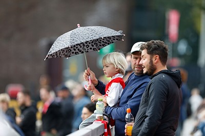 Kleine paraplu voor de kleine man. © De Brouwer