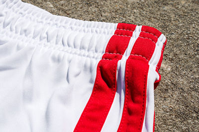Op de zijkant zien we de rode Adidasstrepen. © Ajax Life