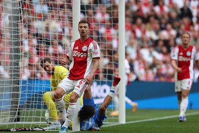 Youri Regeer komt in scoringspositie, maar vindt de keeper op zijn weg. © De Brouwer
