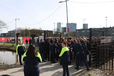 Het is al ruim voor de start druk bij de poort. © De Brouwer