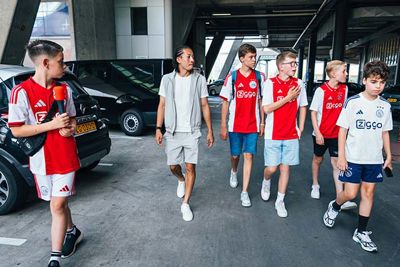 Rondje over het Arenadek, waar spelers vaak hun auto’s parkeren. © Pro Shots