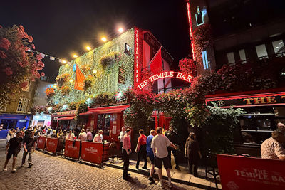 En dan snel de pub in! © De Brouwer