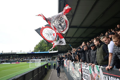 Die ouwe wappert weer fier aan zijn stok. © De Brouwer