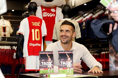 Tadic zit klaar voor een mooie signeersessie. © Pro Shots