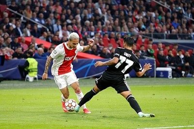 Besiktas probeerde de rechterkant van Ajax vast te zetten, maar Antony tovert soms. © De Brouwer