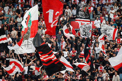 Hup, vlagvertoon! © De Brouwer