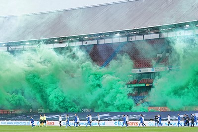 De spelers betreden het veld en Feyenoord trekt een rookgordijn op. © Pro Shots