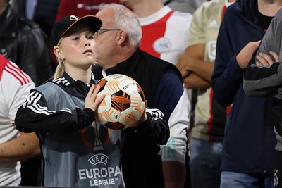 Ballenmeisje van Ajax Jonge Schare in actie. © De Brouwer
