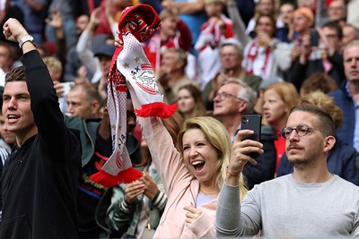 En dus zijn we weer blij, want Ajax vermaakt in eigen huis tegen Vitesse. © De Brouwer