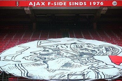 Geen supporters, dus ligt die ouwe weer op zijn plek. © Ajax Life