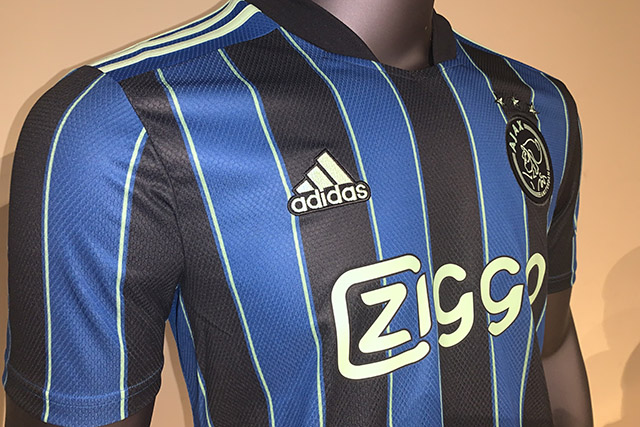 Ajax presenteert gestreept uitshirt voor 2021/2022 en wij maakten foto's!