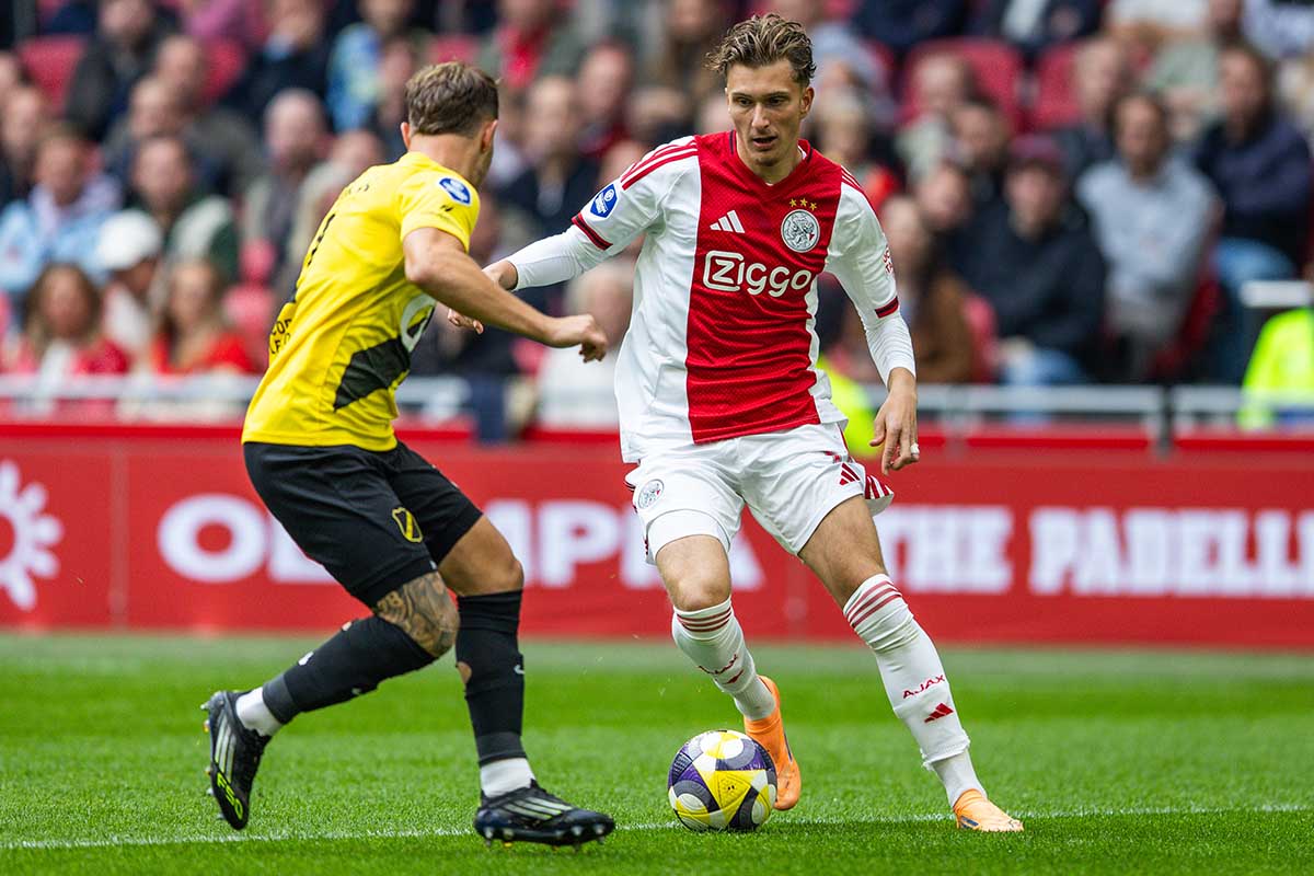 Chaotisch Ajax wint in Johan Cruijff Arena van dominerend NAC