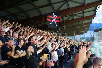 Waar Ajax ook gaat, zij volgen overal. © De Brouwer