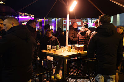 Ze drinken bier, maar glühwein had gezien de kou ook best gekund. © De Brouwer