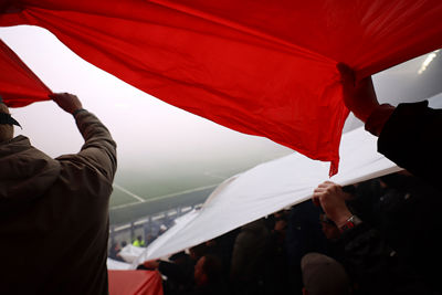 De rook zet het Afas Stadion aardig in de mist. © De Brouwer