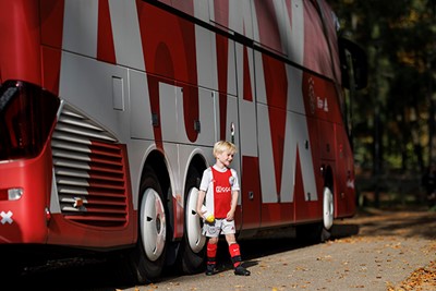 Waaauwww, de spelersbus van Ajax is er ook! © Pro Shots