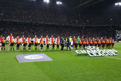 De hymne klinkt, maar Ajax hoort even niet thuis in de Champions League. © De Brouwer