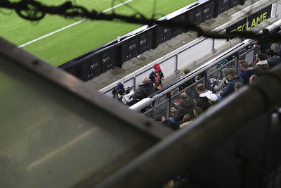 Een Ajaciedje op de thuistribune. Later blijken er nog veel meer te zitten. © De Brouwer