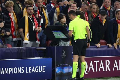 Hij oordeelt dat het hands is van Baas, dus geeft een pingel. © De Brouwer