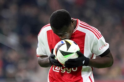 Ajax krijgt een pingel. Brobbey mag deze nemen. © De Brouwer