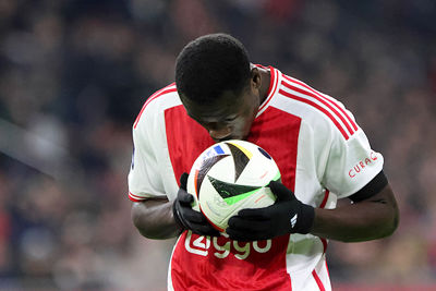 Ajax krijgt een pingel. Brobbey mag deze nemen. © De Brouwer