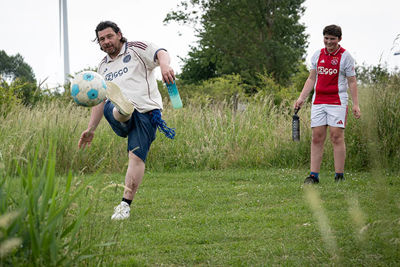 Over de bosjes en dan maar zien waar de bal terechtkomt. © Pro Shots