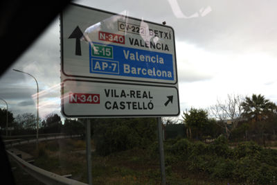 De huurauto in richting slaapstadje Vila-real. © De Brouwer