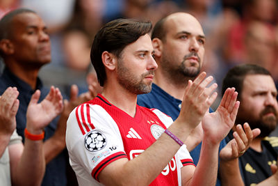 Op de tribunes wordt geklapt voor Lisa en de nabestaanden. © De Brouwer