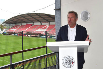 Boekhorst spreekt Swart bewonderend toe. © SV Ajax