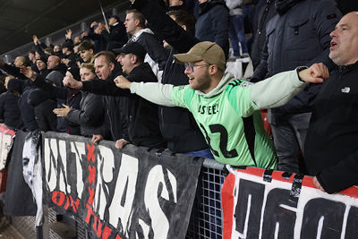 Hij is blij voor Pasveer, die zijn honderdste officiële duel voor Ajax keepte. © De Brouwer