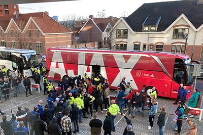 Ook enkele PSV-supporters hadden na afloop last van warme harten! © Ajax Life