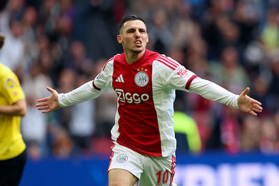 Gloukh scoort zijn tweede treffer in het Ajaxshirt. © De Brouwer