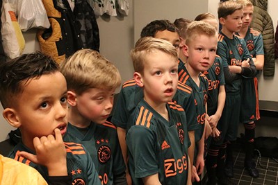 Kijk de spanning op die koppies. Snappen we best hoor! © Ajax Kids Club