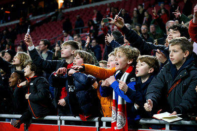 Deze Ajaciedjes smachten vooral naar het shirtje. © De Brouwer