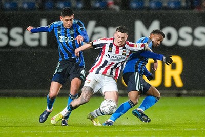 Ajax moet knokken voor de punten in Tilburg. © Pro Shots