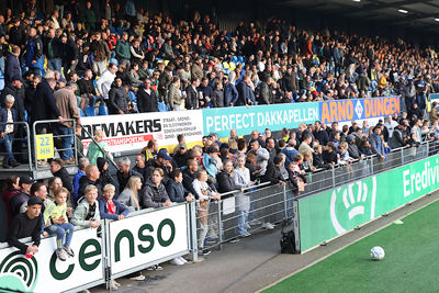 Ook op de thuisvakken spotten we veel Ajaxshirtjes. © De Brouwer