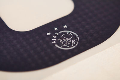 De bedrukking wordt ook donkerblauw. © Ajax Life