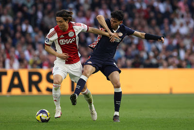 Weghorst is ziek, dus Itakura speelt. Iets met standaardsituaties. © De Brouwer